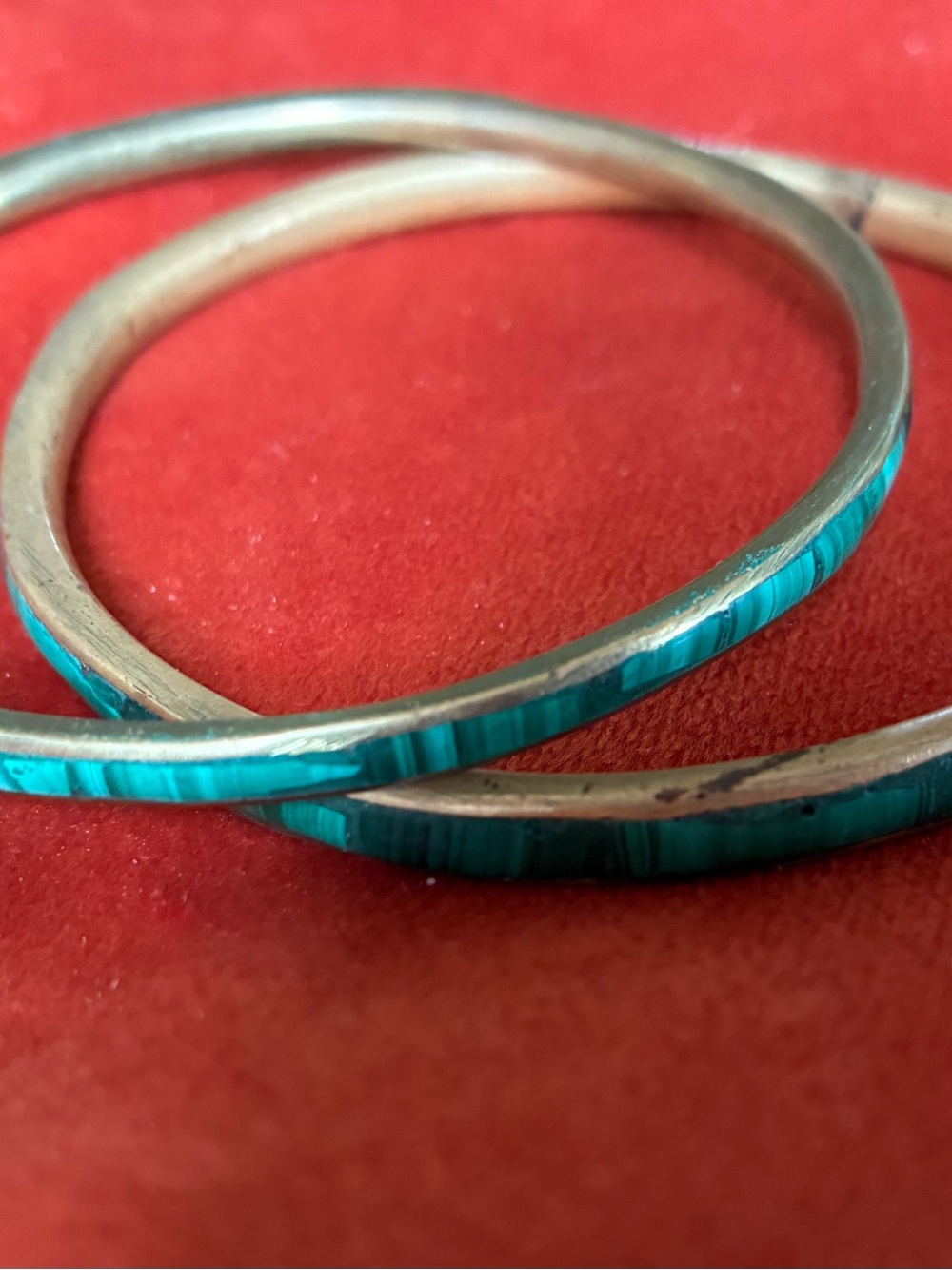 Four Malachite and brass bangles - Picture 3 of 7